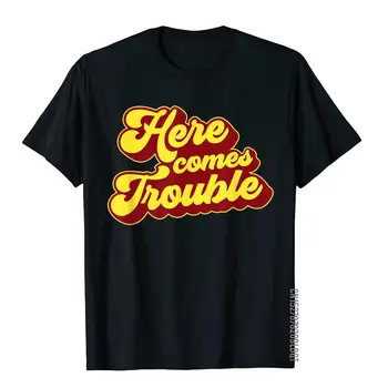 Here Comes Trouble Забавный Нарушитель спокойствия Саркастическая шутка Подарочная футболка Мужская Футболка с 3D-принтом Со скидкой Хлопковая футболка в готическом стиле 2