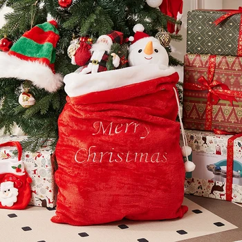 Очаровательная рождественская сумка на шнурке с буквенным принтом - идеально подходит для детских праздничных вечеринок и вручения подарков. 14