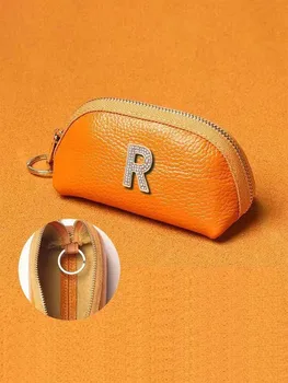 Стильный кошелек для ключей из искусственной кожи на заказ - функциональный и прочный, персонализированный декор в виде букв с именем клиента, хромированная отделка и вдохновляющий коллаж